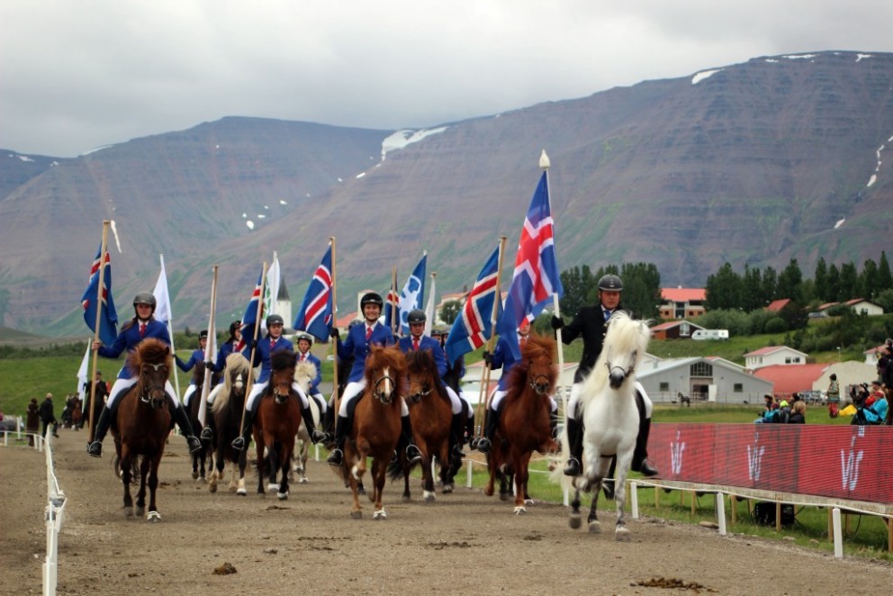 Hópreið á setningarathöfn Landsmóts á Hólum í gær. Mynd: BG.