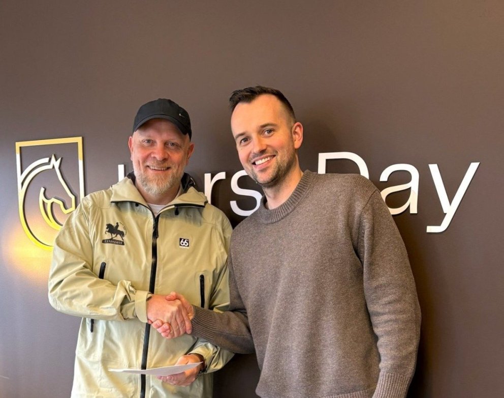 Áskell Heiðar og Oddur handsala samninginn. Mynd: landsmot.is