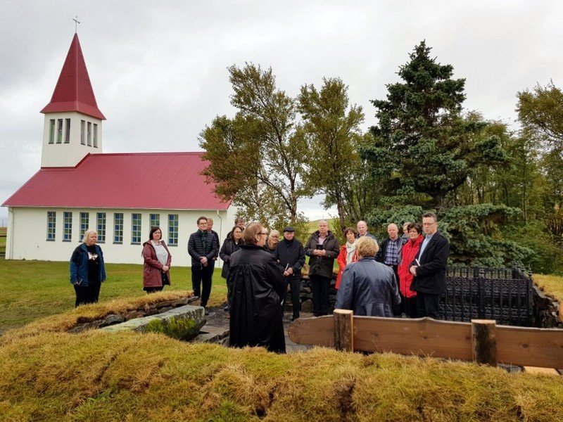 Frá vígslu sögutorgs í Höskuldsstaðakirkjugarði í september sl. Mynd: Björg Bjarnadóttir.