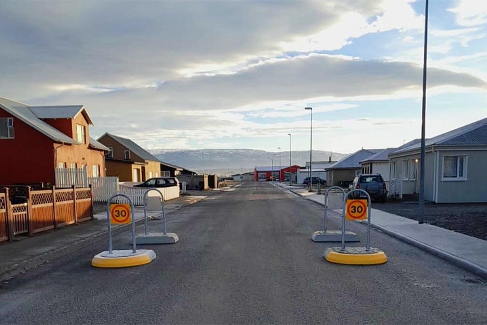 Hér má sjá hraðaþrengingu á Sæmundargötunni á Sauðárkróki, gegnt Húsi frítímans. MYND: SKAGAFJÖRÐUR.IS