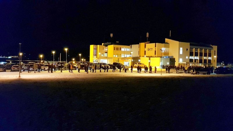 Löng röð myndaðist strax við sjúkrahúsið á Sauðárhæðum í morgun en metfjöldi hraðprófa var tekinn á heilsugæslunni á einum degi. Frostið var um sex gráður en stillt veður og ekki vitað til að neinum hafi orðið meint af. Mynd: PF.