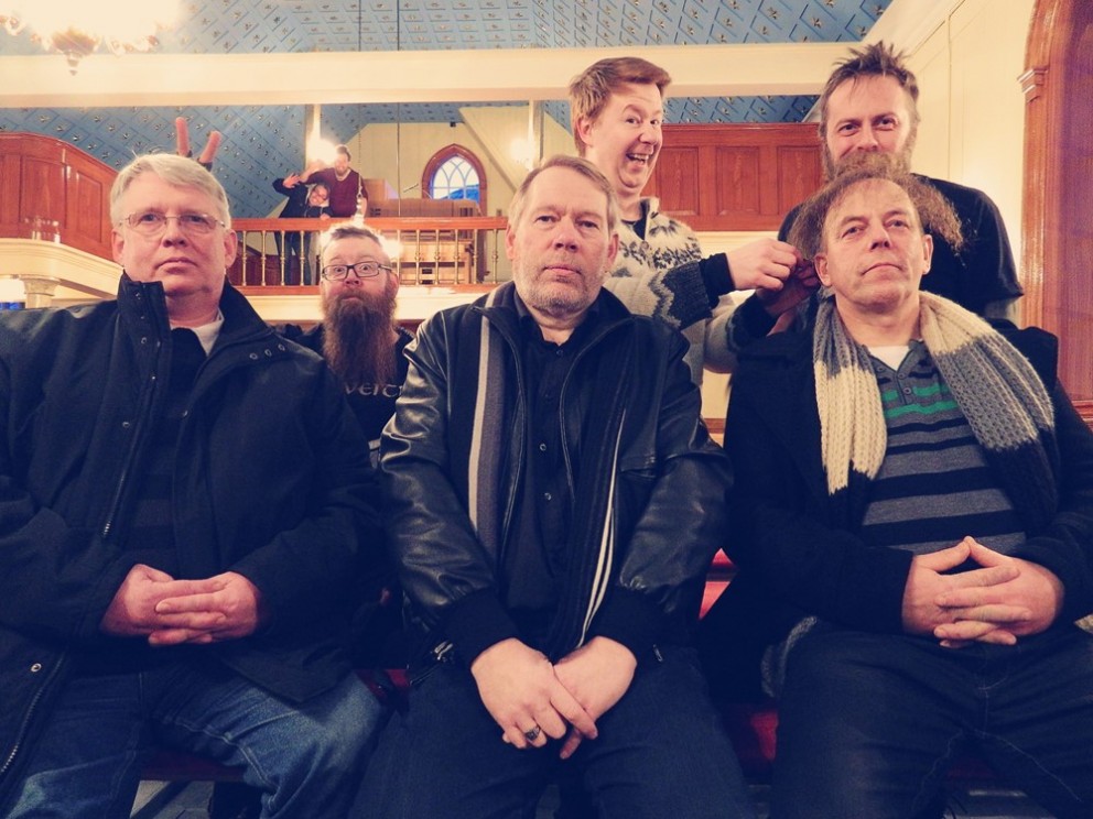 Karlakór og hálfvitar leiða saman hesta sína