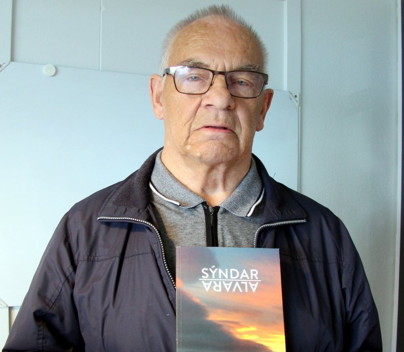 Alvörusvipur fer öllum best/
þá ævinnar genginn er vegur./
En alvörusvipur er eins og flest/
assgoti teygjanlegur. /HG.
Mynd: PF.