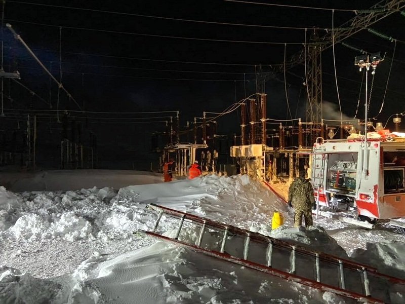 Myndin er tekin við tengivirkið í Hrútatungu í nótt og birt á Facebooksíðu Landsnets.