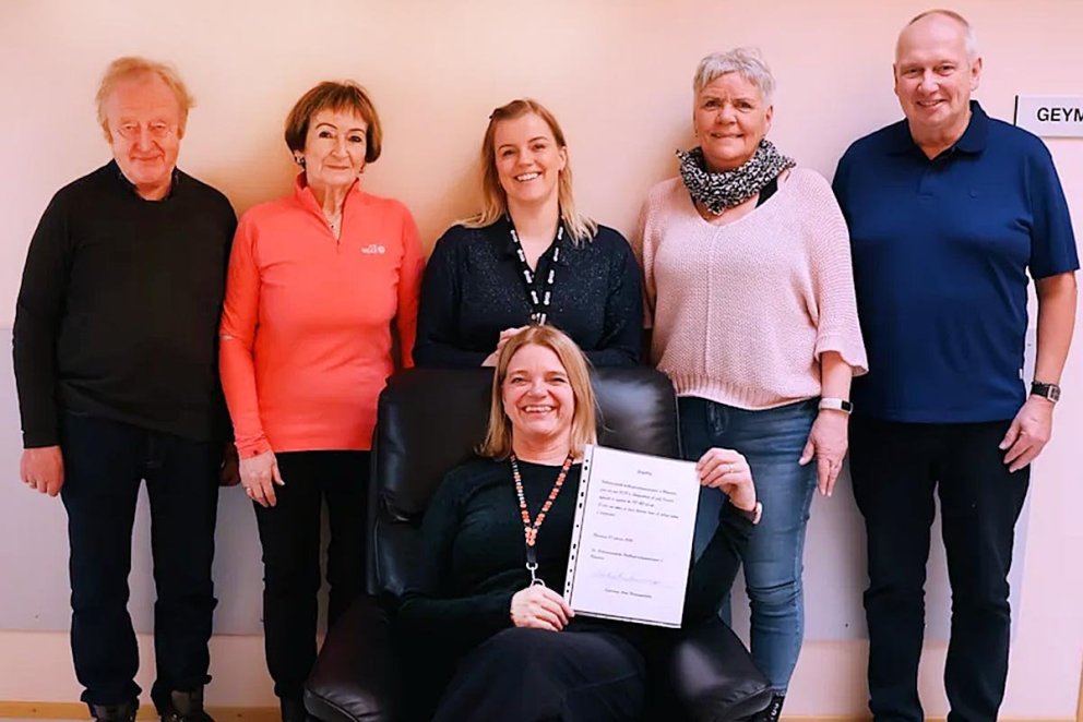 Frá afhendingu stólsins góða. MYND AF HSN.IS