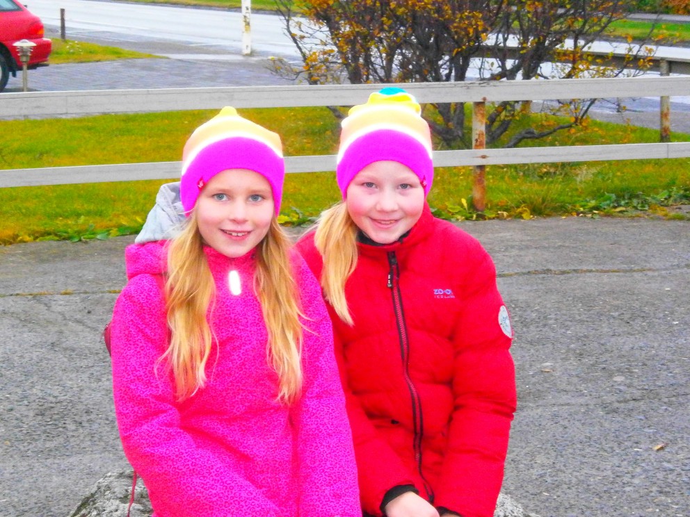 Tvær kampakátar skagfirskar stúlkur með húfurnar sínar. Ljósm./BFB