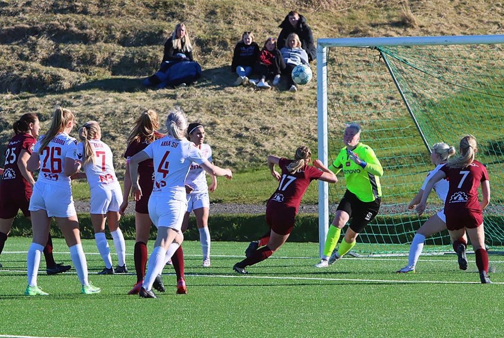 Hugrún hefur betur geng landsliðsmarkverðinum Söndru Sigurðar í marki Vals. MYND: ÓAB