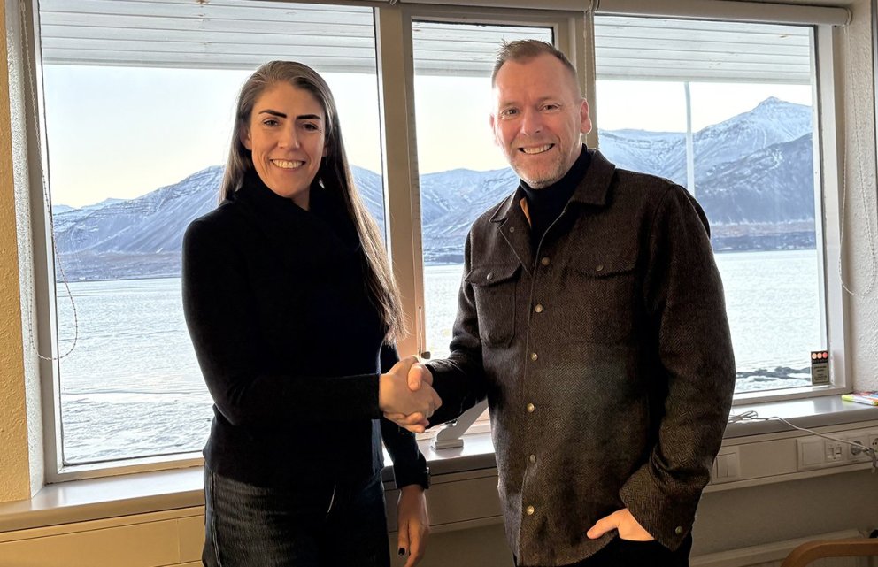 Iða Marsibil og Pétur sveitarstjóri handsala samninginn. AÐSEND MYND