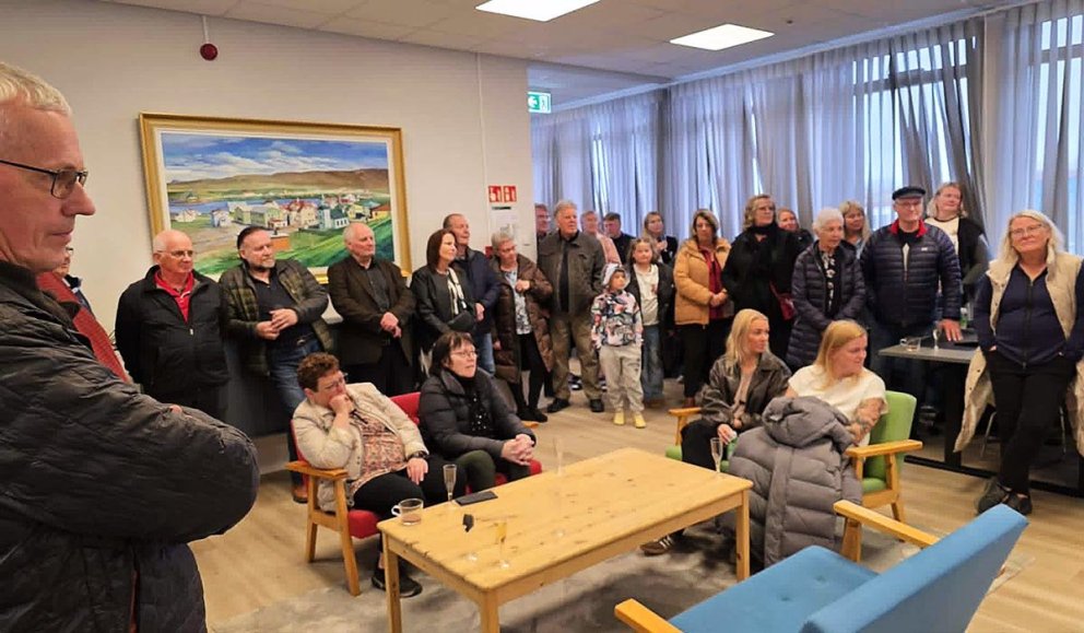 Fjöldi gesta var viðstaddur opnunardagskrána í ráðhúsinu. Á neðri myndinni sést Jóhannes Torfason afhenda Pétri Arasyni mynd að gjöf frá Ámundakinn, MYNDIR AF FB-SÍÐU HÚNABYGGÐAR