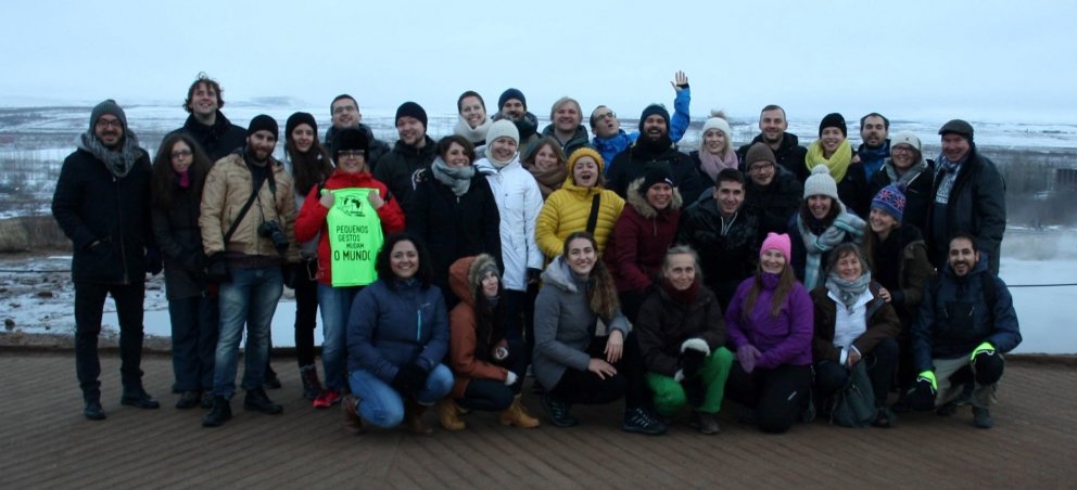 Á alþjóðlegri vinnustofu sem haldin var á Laugarvatni. Myndin er tekin við Gullfoss. Jessica Faustini Aquino er í fremstu röð, lengst til vinstri. Aðsend mynd.