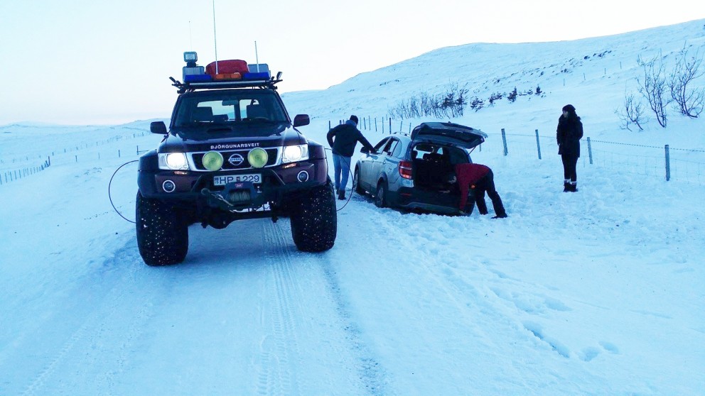 Húnar aðstoða erlenda ferðamenn sem festu sig við Súluvelli. Mynd/Michael-Facebook-síða Húna.