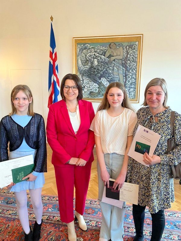 Vinningshafar og kennari í Húnaásamt forsetafrú Eliza Reid. Mynd af hunabyggd.is.