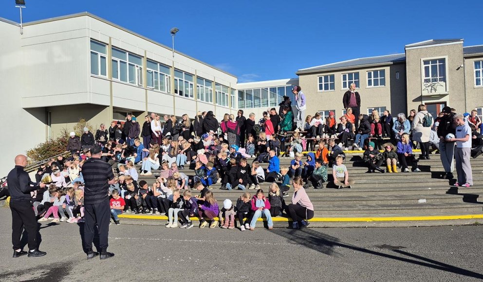 Gullskórinn afhentur í haustblíðunni í Húnaskóla. MYND AF VEF HÚNASKÓLA