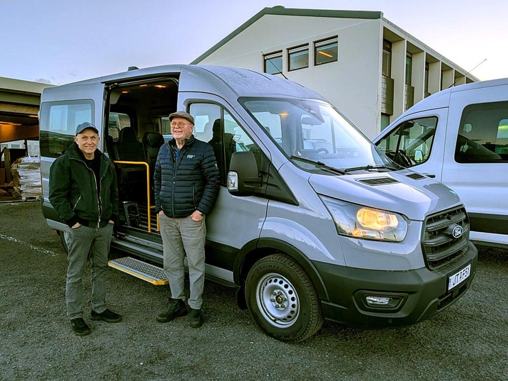 Ágúst og Hjalti við nýja bílinn. MYND AF HÚNAÞING.IS