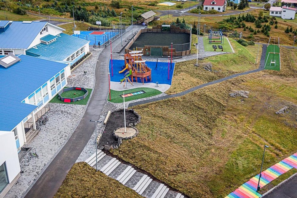 Skólalóðin spikk og span eftir endurbætur. MYNDIR AF SÍÐU VOGAKLETTS