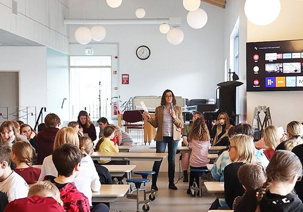 Salvör Nordal, umboðsmaður barna, í skólanum. MYND AF VEF HÚNAÞINGS VESTRA