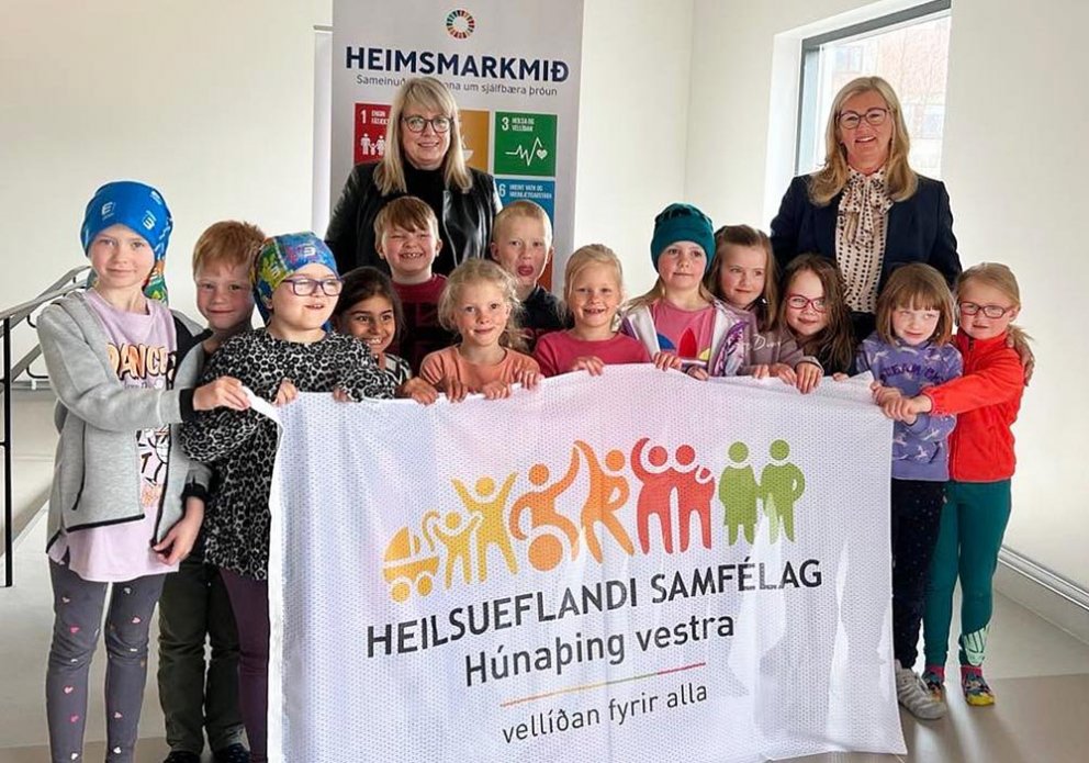 Ragnheiður Jóna og Alma Möller í góðum félagsskap barna í Húnaþingi vestra. MYND AF VEF HÚNAÞINGS VESTRA