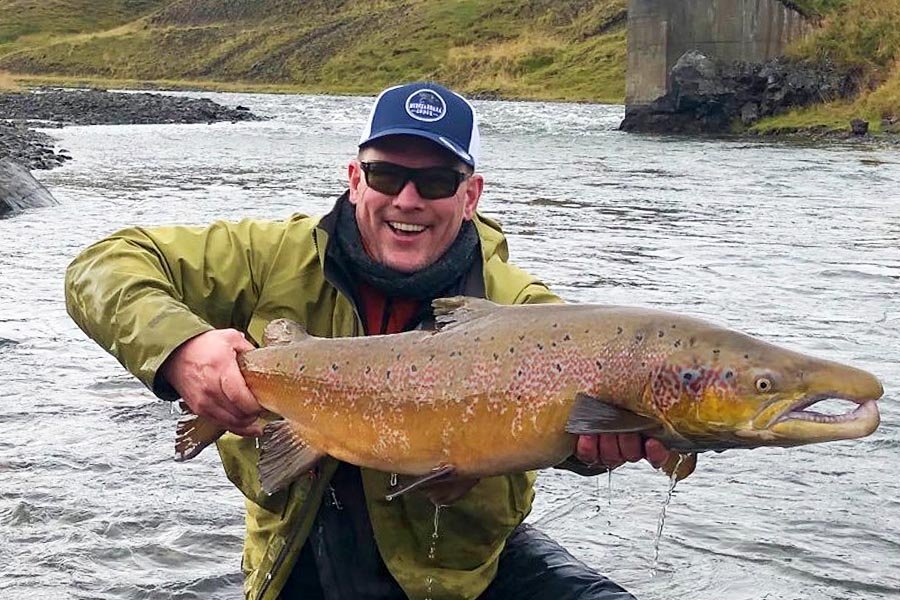 Róbert Grímur Grímsson með fyrsta hundraðkallinn í Miðfirð í sumar. Hann landaði honum neðan við Skárastaðabrú í Austurá nú seint í september. Laxinn mældist 100 sm. MYND: STEINI JOHNS