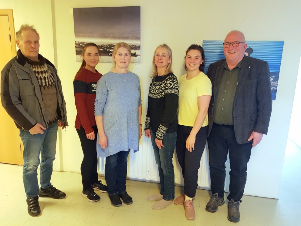 Mynd: Ritnefnd Húna afhendir formanni og framkvæmdastjóra Húna: Agnar J. Levy, Heiðrún Nína Axelsdóttir framkvæmdastjóri USVH, Jónína Sigurðardóttir, Ingibjörg Rósa Auðunsdóttir, Guðrún Helga Magnúsdóttir formaður USVH og Guðmundur Haukur Sigurðsson. Aðsendar myndir.