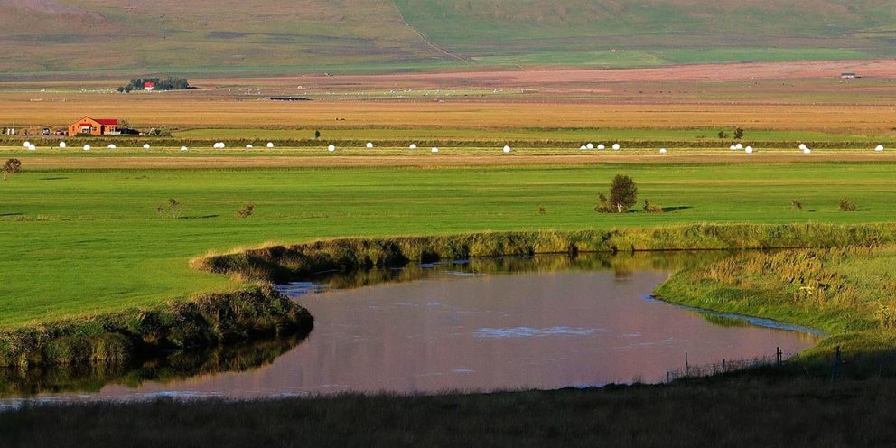 Húseyjarkvíslin hlykkjast lágstemmd framhjá Varmahlíð í Skagafirði. MYND: ÓAB