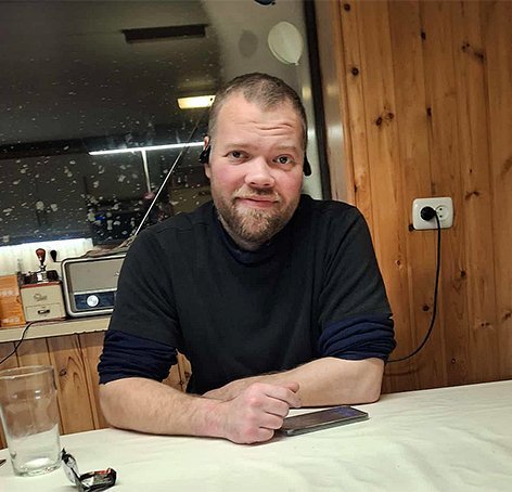 Davíð Logi við eldhúsborðið. MYND AÐSEND