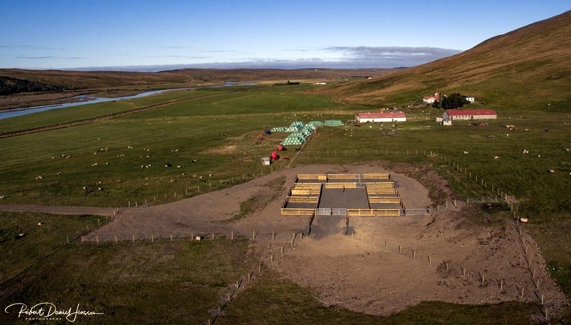 Hvammsrétt er ný fjárrétt í Langadal. Þar er tekið við fé til réttar sem smalað er úr Langadalsfjalli. Blönduósbær byggði réttina og var smíði hennar í höndum Halldórs Skagfjörð frá Fagranesi. Mynd: Róbert Daníel Jónsson.