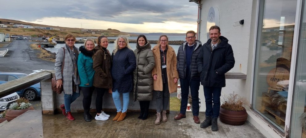 Á myndinni eru frá hægri: Gréta Sjöfn Guðmundsdóttir félagsmálastjóri, Sigrún Líndal Þrastardóttir ráðgjafi og iðjuþjálfi, Sara Lind Kristjánsdóttir félagsmálastjóri, Hrafnhildur Guðjónsdóttir félagsráðgjafi, Helga Helgadóttir ráðgjafi, Sigrún Elva Benediktsdóttir ráðgjafi, Hjörtur Hjartarson deildarstjóri félagsmáladeildar og Sigurður Þór Ágústsson sviðsstjóri fjölskyldusviðs. Á myndina vantar Anton Sheel Birgisson sálfræðing. MYND TEKIN AF HEIMASÍÐU SKAGAFJARÐAR.