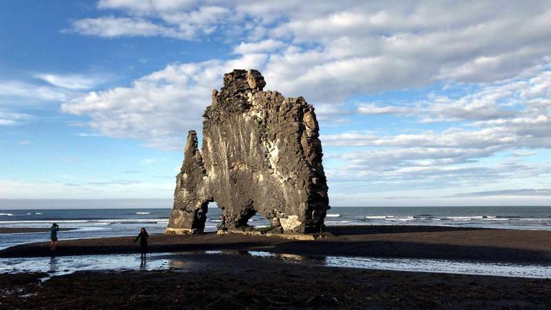 Hvítserkur er eitt þeirra náttúrufyrirbæra á Vatnsnesi sem laðar fjölda ferðamanna að sér. Mynd: RÁ