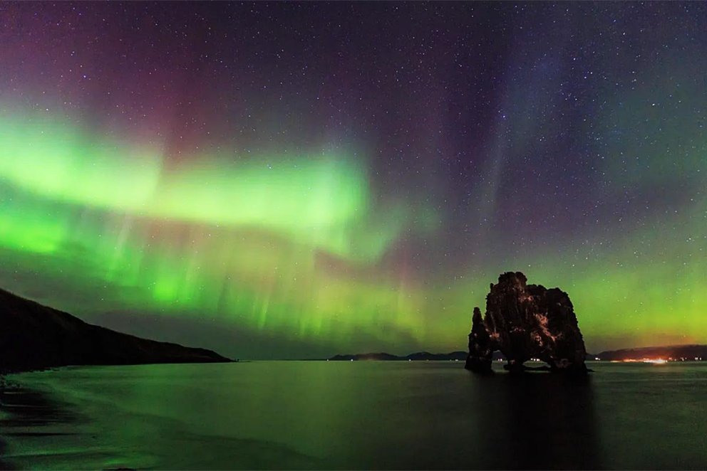 Hvítserkur stendur fyrir sínu. MYND AF NORTHICELAND.IS