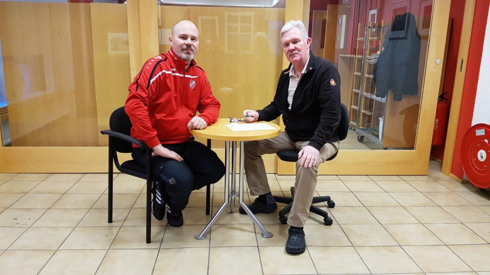 Hilmar Þór Hilmarsson formaður knattspyrnudeildar Hvatar og Jón Sigurðsson umboðsmaður TM undirrita samninginn. Mynd: Heimasíða UMF Hvatar