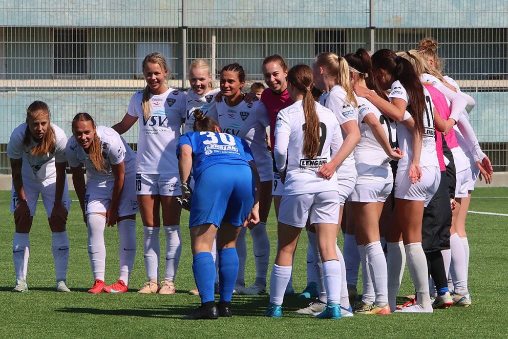 Liðskonur ÍBV fagna sigri og sæti í undanúrslitum Mjólkurbikarsins. MYND: ÓAB