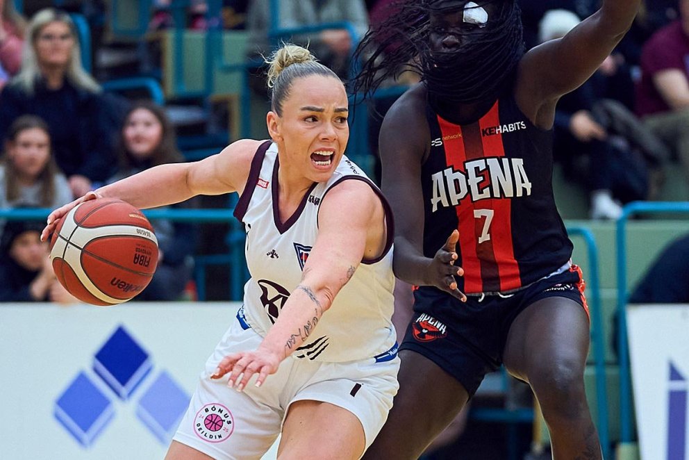 Ilze með boltann í leik gegn Aþenu fyrr í vetur. MYND: ©SIGURÐUR INGI