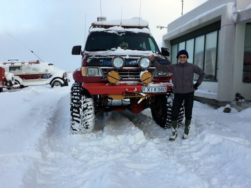 Jóhann og Stóri Boris á hlaðinu á Egilsá. Í dag á fyrirtækið þrjá Superjeppa, sjö manna Patrol og tvo Ford Ek, 11 og 14 manna. Aðsendar myndir.