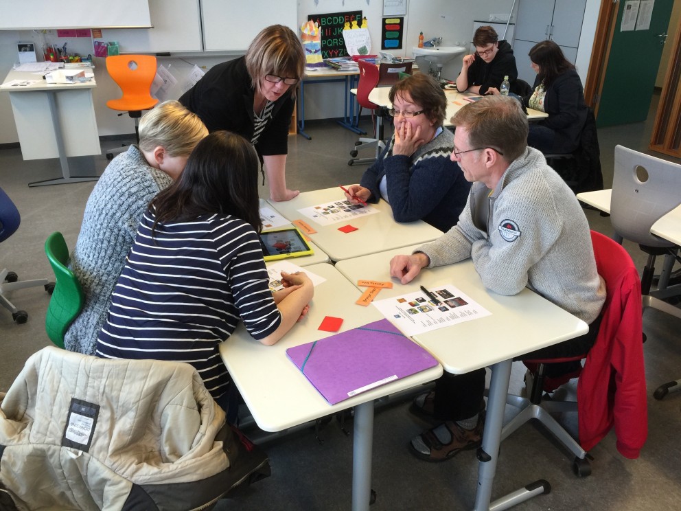 Hundrað manns í menntabúðum