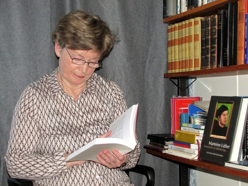 Kristín Árnadóttir með bók í hönd. Aðsend mynd.