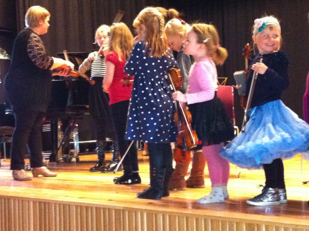 Myndband af upprennandi tónlistarmönnum í strengjadeild Tónlistarskólans