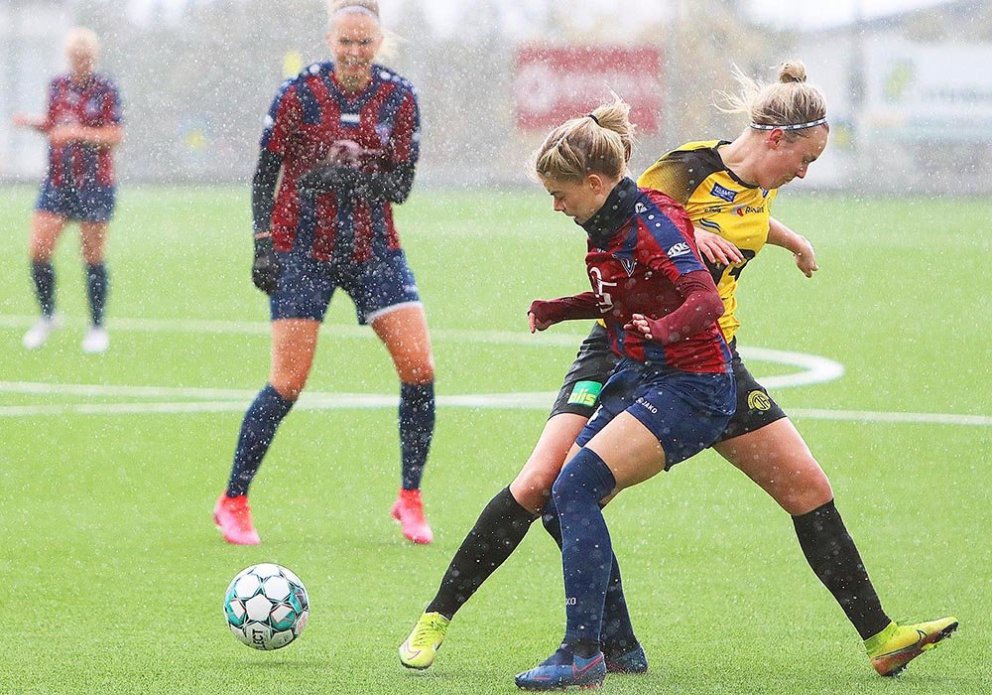 Rakel Sjöfn í baráttunni gegn ÍA og veðrinu. MYNDIR: ÓAB