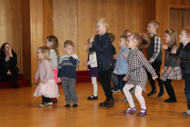 Dansað af lífi og sál. Nemendur Leikskólans Tröllaborgar á danssýningu. Mynd: FE