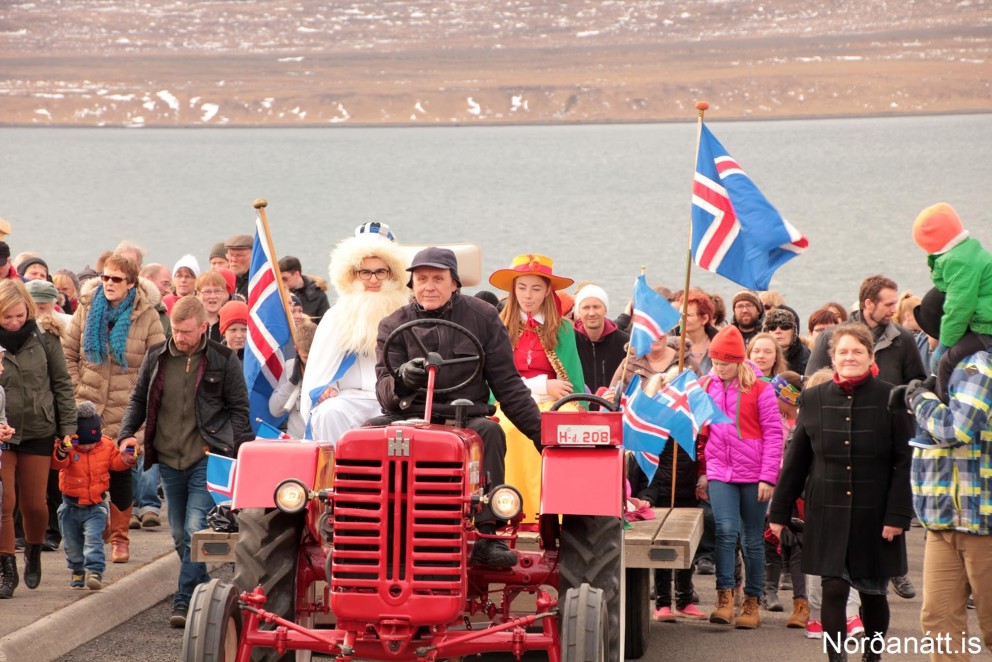 Vetur konungur og Sumardísin ásamt fríðu föruneyti á Hvammstanga. Mynd: Norðanátt.