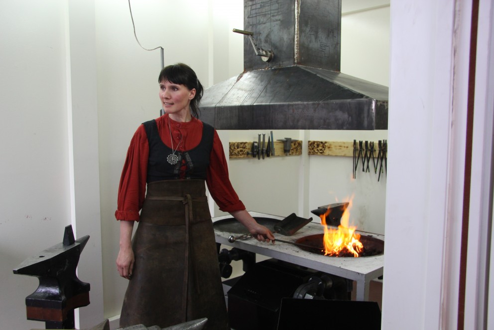 Beate Stormo, Norðurlandsmeistari í eldsmíði, prófar nýja eldsmiðju í FNV. Mynd/BÞ
