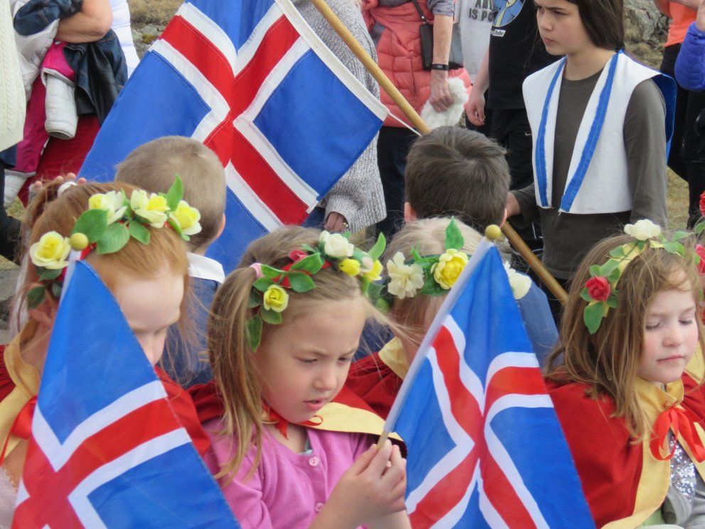 Börnin fagna sumrinu á Hvammstanga. Myndir: Guðmundur Jónsson