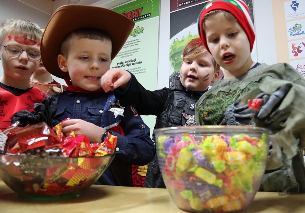 Hressir strákar ná sér í name að loknum söngnum. MYNDIR: ÓAB