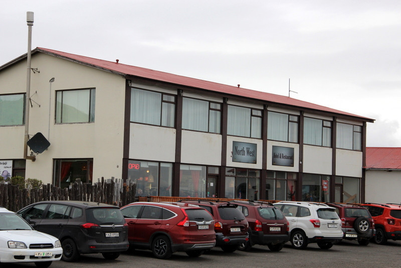 Veitingastaðurinn er á neðri hæð hússins sem stendur við þjóðveg 1. Myndir:FE