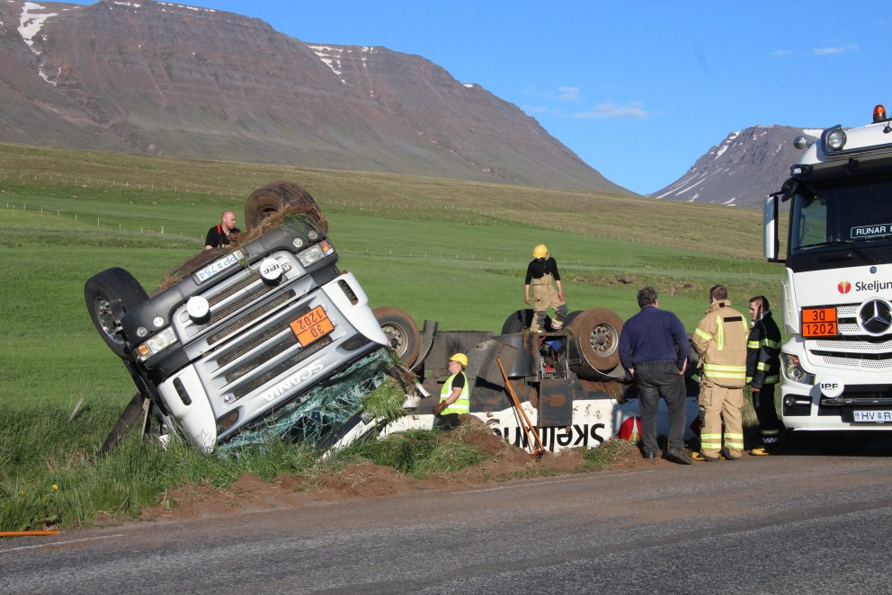 Frá slysstað þar sem olíuflutningabíll valt skammt frá bænum Höskuldsstöðum í Blönduhlíð í Skagafirði. Mynd/BÞ