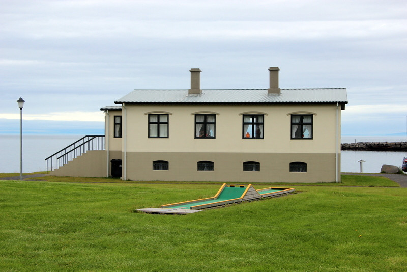 Veitingahúsið Bjarmanes stendur aðeins örfá skref frá fjöruborði Húnaflóans. Myndir:FE