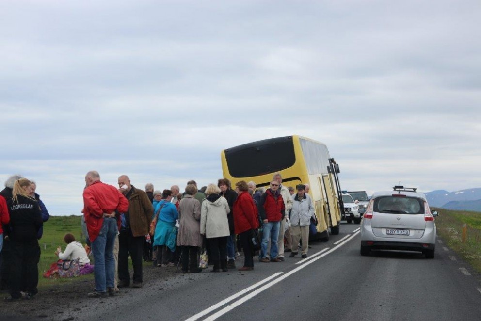 Dekk fór undan rútu