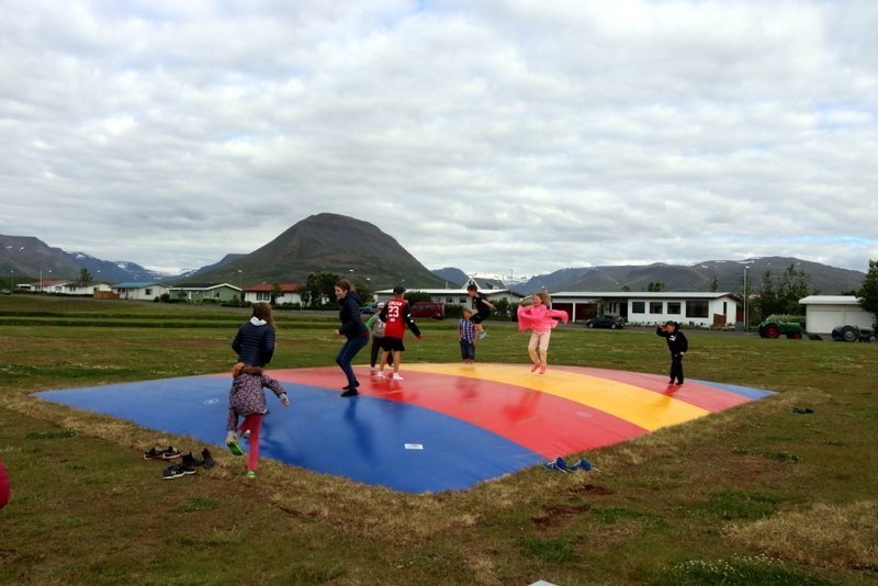 Ærslabelgurinn á Hofsósi er vinsælt leiktæki. Mynd FE