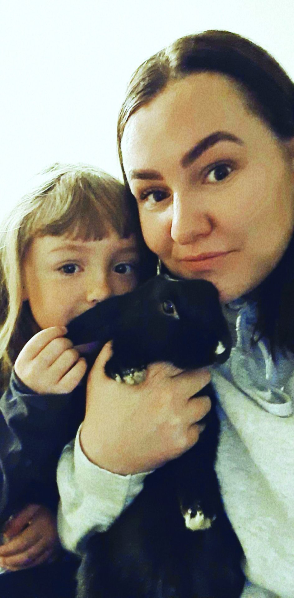 Sigrún Birna og Hulda Birna með Skugga kanínu