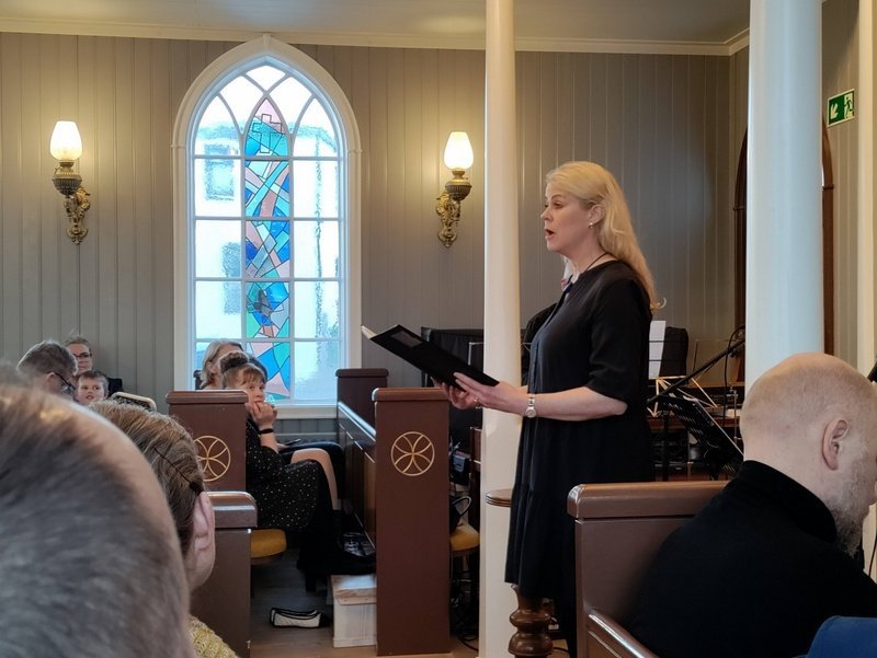 Helga Rós Indriðadóttir söngdíva og kórstjóri Sóldísar. Myndir: Gunnar Rögnvaldsson.