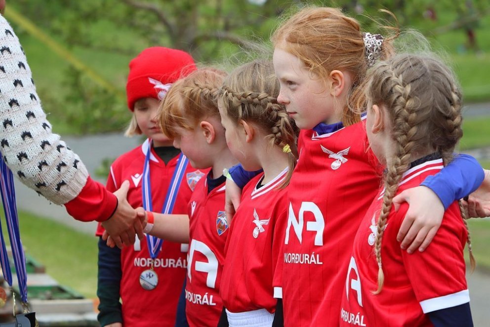 Valsstúlkur taka á móti verðlaunapeningum á ÓB-mótinu. MYNDIR: ÓAB